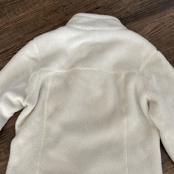Patagonia women’s cream sweatshirt. - Picture 4 of 4